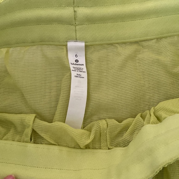 Lululemon CLEAR INTENTION SHORT
Lemon Vibe Size 6 - Picture 3 of 3